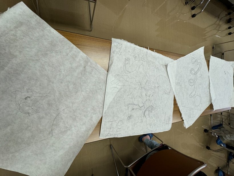 鉛筆で絵を描いている4つの和紙